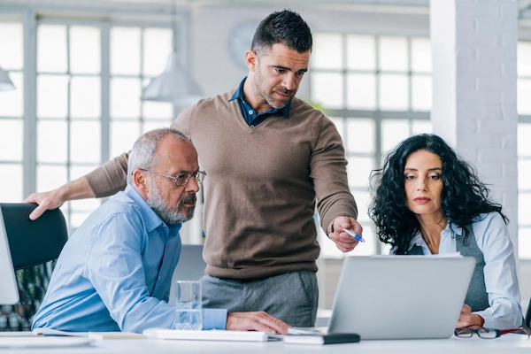 Persona analizando datos históricos de un sistema ERP heredado