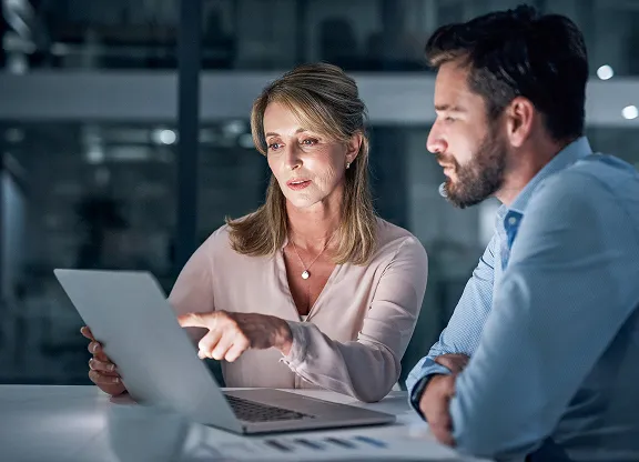 Equipo evaluando los costos de mantener un sistema AS/400 heredado