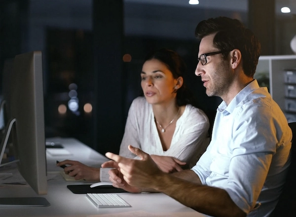 Profesional de RRHH revisando datos de nómina archivados