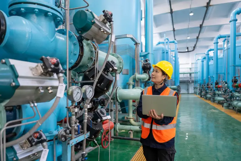 Centro de datos con servidores durante el desmantelamiento seguro de un sistema SAP