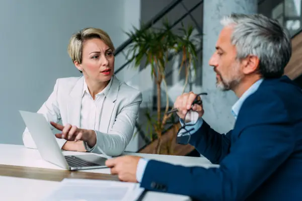 Equipo directivo analizando los costos de un sistema SAP GTS heredado