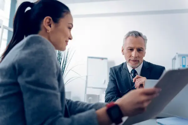 Equipo de recursos humanos revisando datos en un sistema SAP