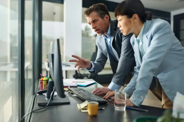 Equipo de TI planificando el archivado de un sistema ERP