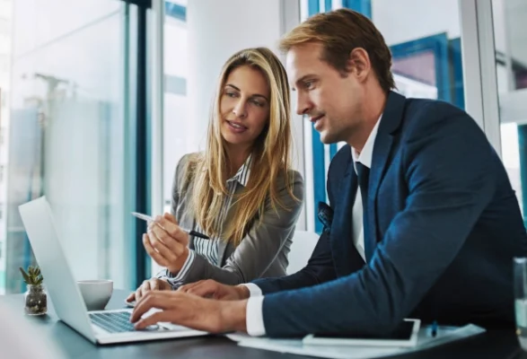 Equipo evaluando el archivado de datos SAP durante la migración a S/4HANA